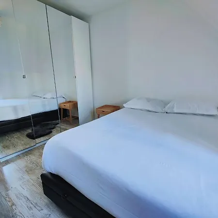 Bright And Comfortable Private Holiday home *